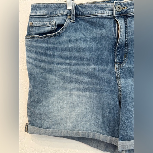 Torrid Light Blue Denim Jeans Shorts Size 26 - Picture 4 of 15